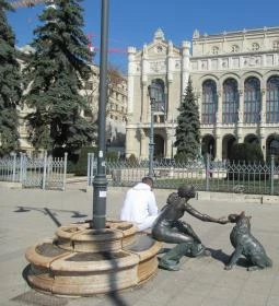 Kutyás lány szobor