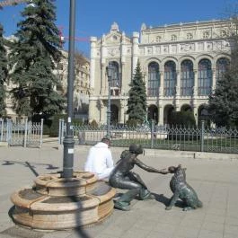 Kutyás lány szobor Budapest - Egyéb