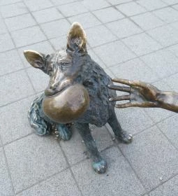 Kutyás lány szobor