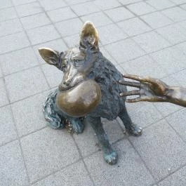 Kutyás lány szobor Budapest - Egyéb