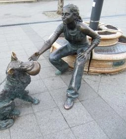 Kutyás lány szobor