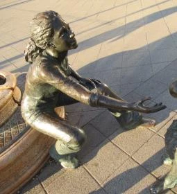 Kutyás lány szobor