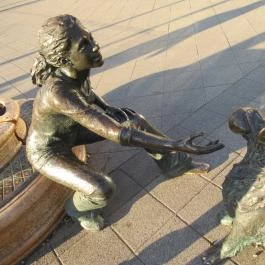 Kutyás lány szobor Budapest - Egyéb
