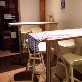 GRK'S Kyros Yeeros, Budapest - Belső