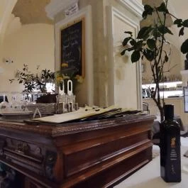 La Famosa Budapest - Belső