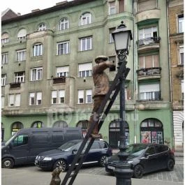 Lámpagyújtó szobra Budapest - Egyéb