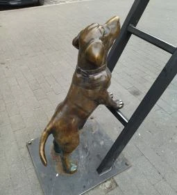 Lámpagyújtó szobra