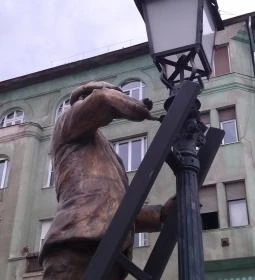 Lámpagyújtó szobra
