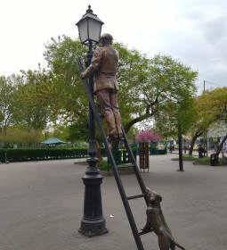 Lámpagyújtó szobra