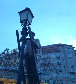 Lámpagyújtó szobra
