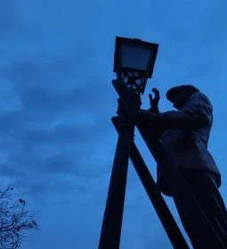 Lámpagyújtó szobra