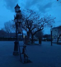 Lámpagyújtó szobra