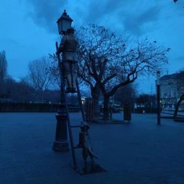 Lámpagyújtó szobra Budapest - Egyéb