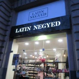 Latin Negyed Csokoládé, Kávé, Tea - Oktogon Budapest - Külső kép