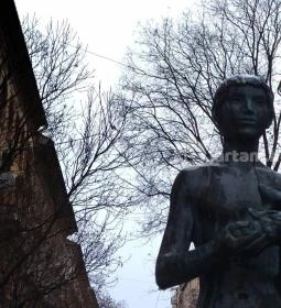 Leányka és fiú csigával