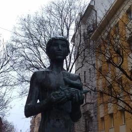 Leányka és fiú csigával Budapest - Egyéb