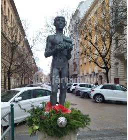 Leányka és fiú csigával