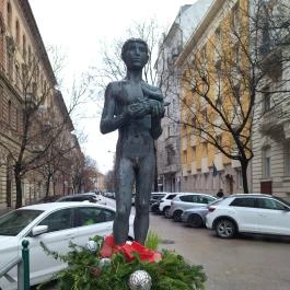 Leányka és fiú csigával Budapest - Egyéb