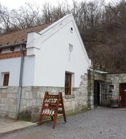 Lebuj Pincefogadó étterme