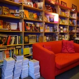 Lilaköd Könyveskávézó Budapest - Belső