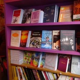 Lilaköd Könyveskávézó Budapest - Belső