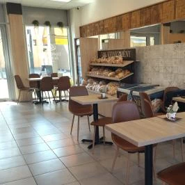 Lipóti Pékség & Kávézó - Békásmegyeri Piac Budapest - Belső