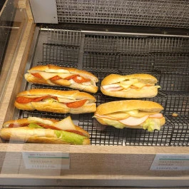 Lipóti Pékség és Kávézó - Királyerdő Budapest - Étel/ital