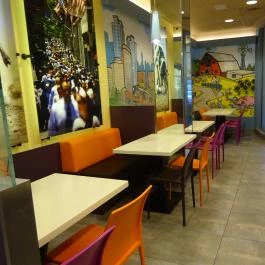 Louis Gyorsétterem & Burger Bar - Budagyöngye Bevásárlóközpont Budapest - Belső