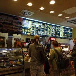 Louis Gyorsétterem & Burger Bar - Budagyöngye Bevásárlóközpont Budapest - Belső