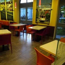 Louis Gyorsétterem & Burger Bar - Budagyöngye Bevásárlóközpont Budapest - Belső