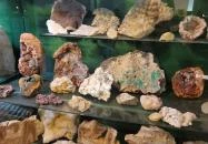 Magyarországi Kalcitkristályok Színes Világa Fertőrákos