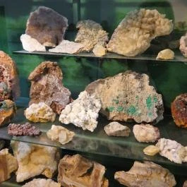 Magyarországi Kalcitkristályok Színes Világa, Fertőrákos - 