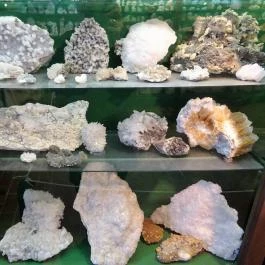 Magyarországi Kalcitkristályok Színes Világa, Fertőrákos - 