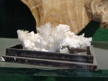 Magyarországi Kalcitkristályok Színes Világa Fertőrákos