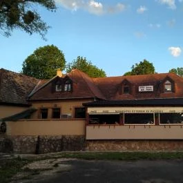 Mahagóni Étterem Tata - Külső kép