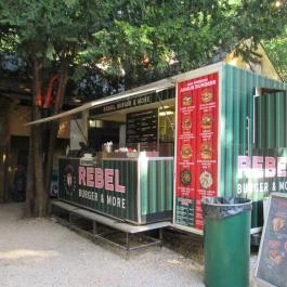 Majomhoz, Budapest - Belső