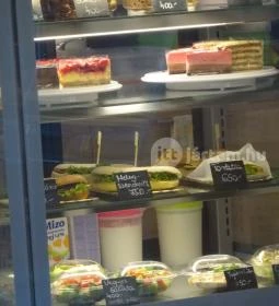 Kis Major Reggeliző, Kávézó