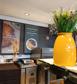 Mama's Cafe & Canteen