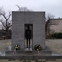 Mansfeld Péter szobra, Budapest - Egyéb