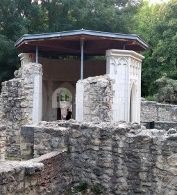 Középkori domonkosrendi kolostor és királyi udvarház