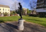 Megriadt nő szobor Makó