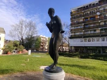 Megriadt nő szobor Makó