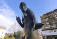 Megriadt nő szobor Makó