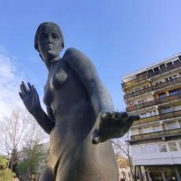 Megriadt nő szobor Makó - Egyéb