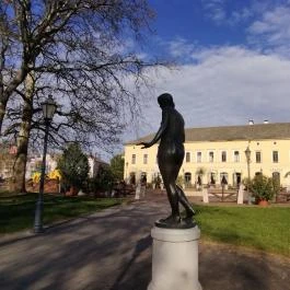 Megriadt nő szobor Makó - Egyéb