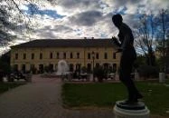 Megriadt nő szobor Makó