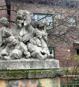 Mesélő Mackó bácsi szobor