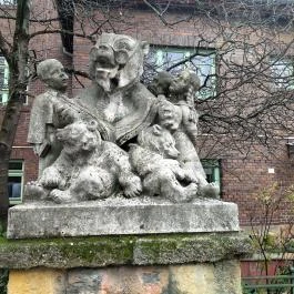 Mesélő Mackó bácsi szobor Budapest - Egyéb
