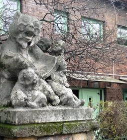 Mesélő Mackó bácsi szobor