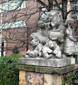 Mesélő Mackó bácsi szobor